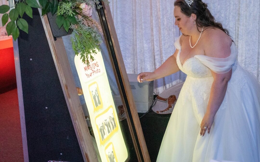 Rustic Mirror Photo Booth Melbourne – Style To Suit Your Wedding
